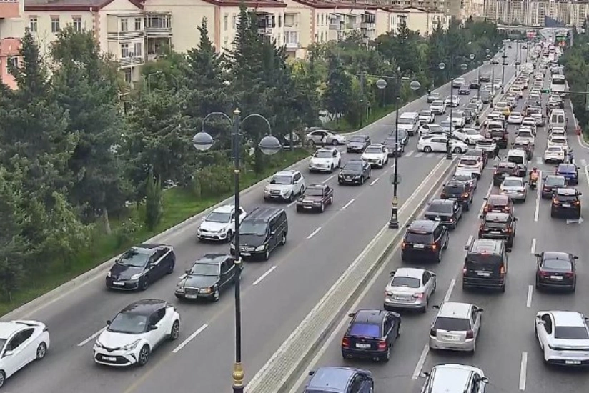 Bakının bir sıra yollarında tıxac yaranıb - SİYAHI
