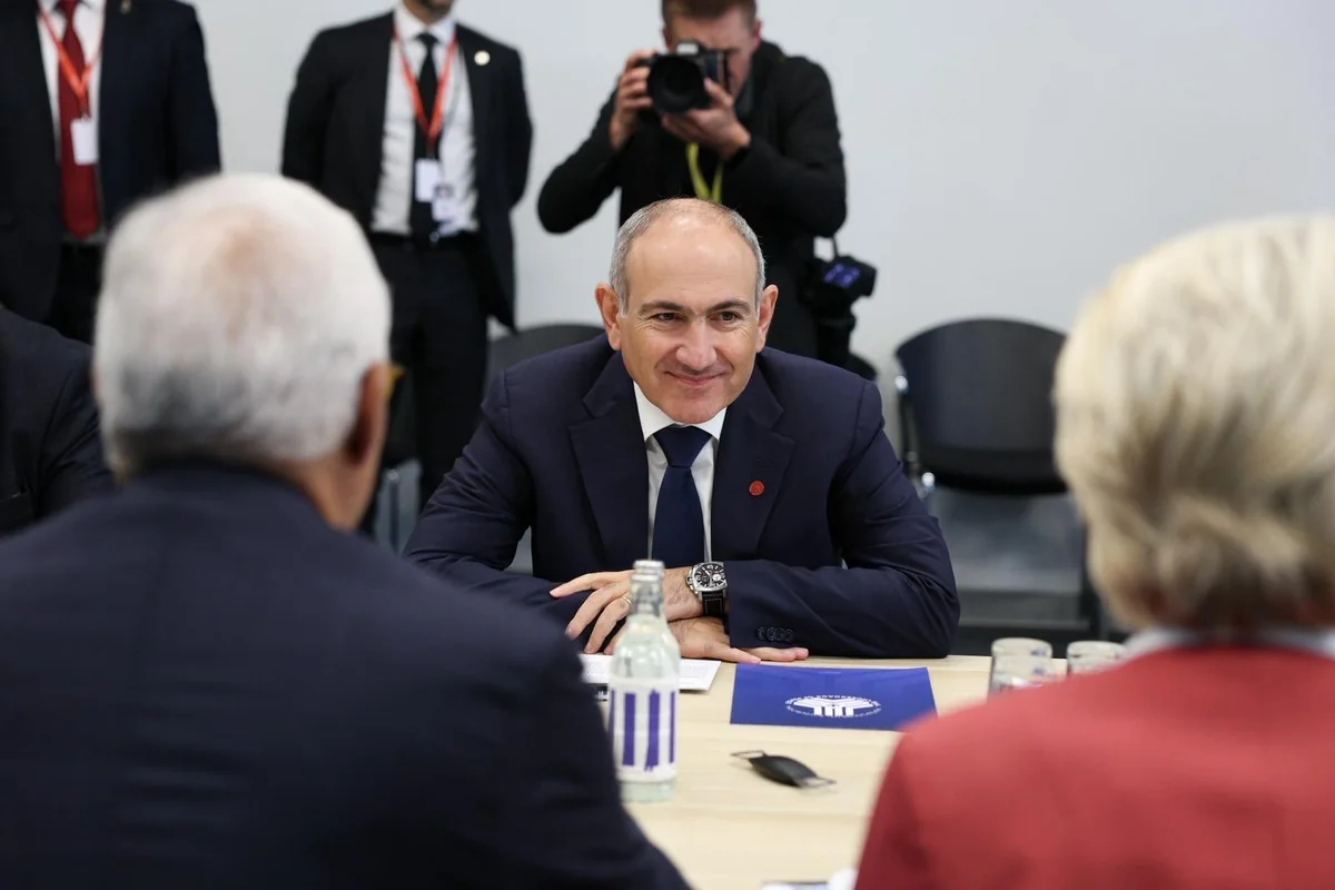 Fon der Lyayen və Paşinyan İrəvanda keçiriləcək Avropa Siyasi Birliyinin sammitini müzakirə edib