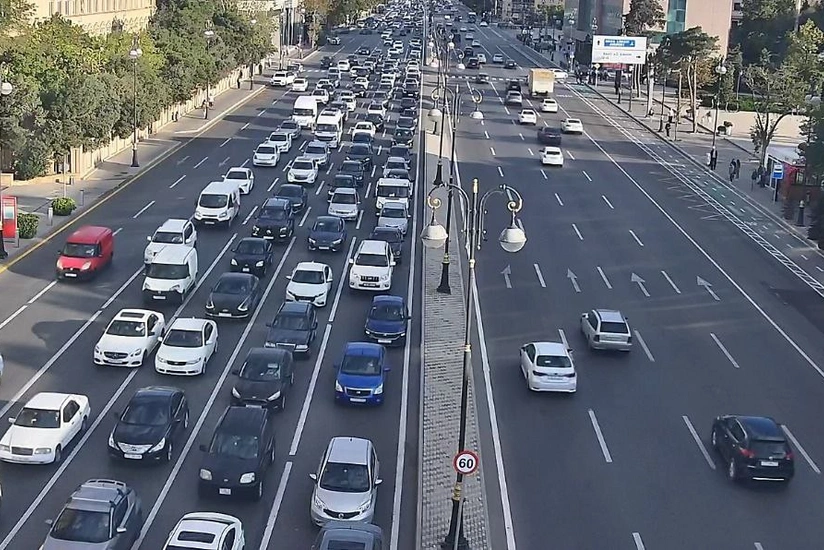 В Баку на нескольких улицах и проспектах наблюдаются пробки