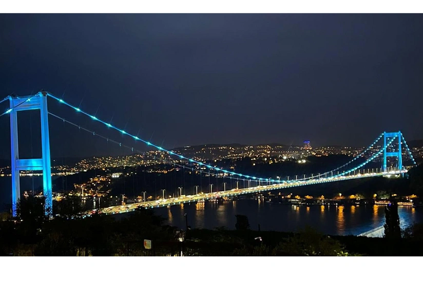 15 İyul Şəhidlər və Fatih Sultan Mehmet körpüsü TDT bayrağının rəngi ilə işıqlandırılıb