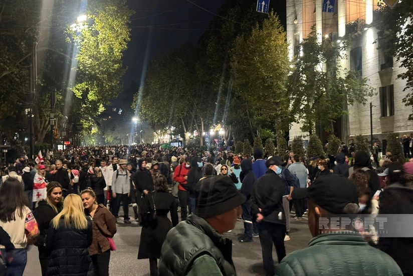 Gürcüstanda etirazçılar prezident sarayının ərazisinə giriblər, güc strukturları xəbərdarlıq edib