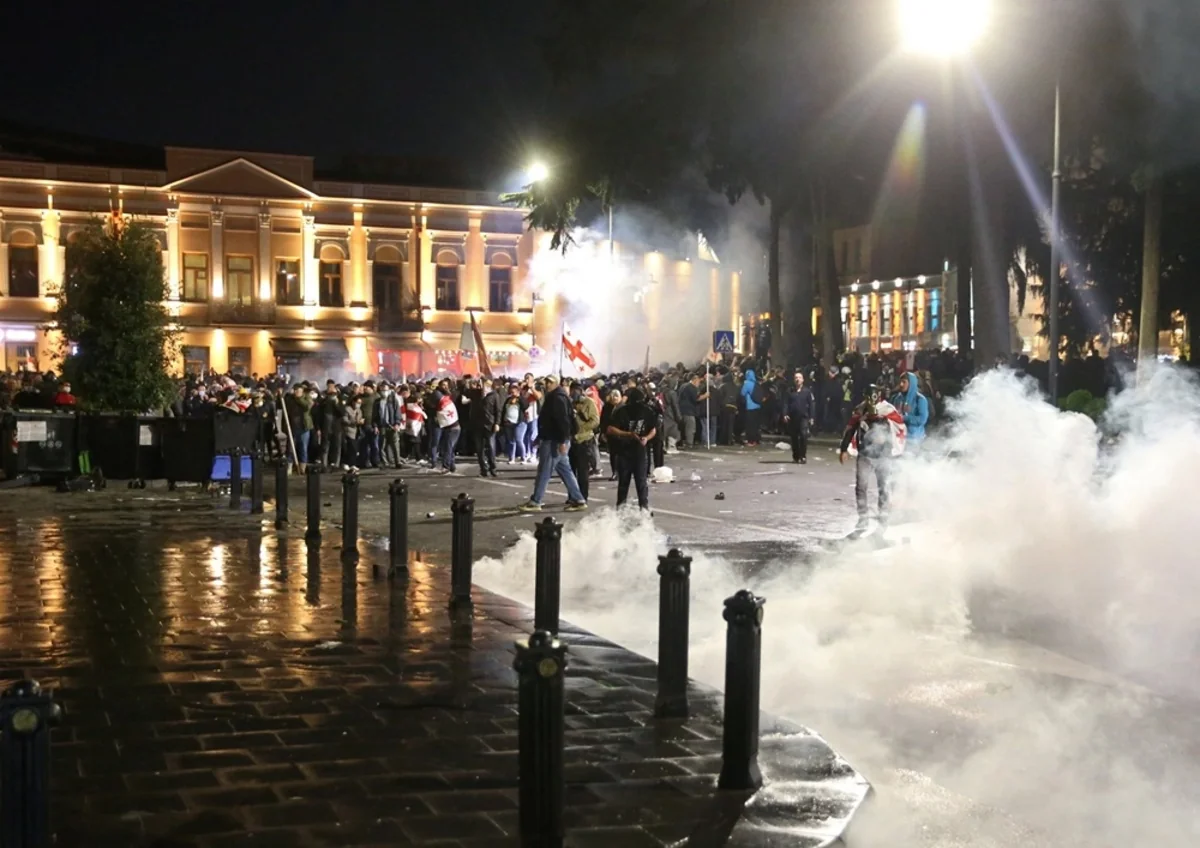 Gürcüstanda etirazçılar prezident sarayının ətrafını tərk ediblər