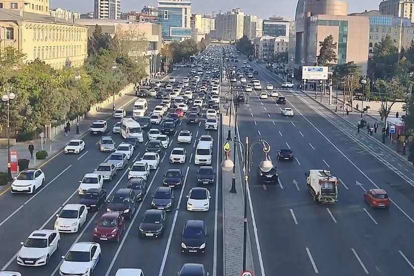 В Баку на 12 улицах и проспектах наблюдаются пробки