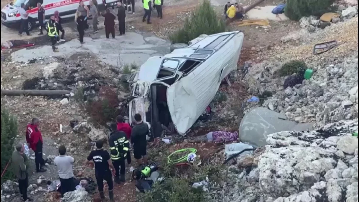 5 killed, 10 injured in minibus accident in Türkiye