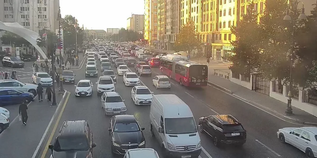 Bakının bir sıra yollarında nəqliyyatın sıxlığı yaranıb - SİYAHI