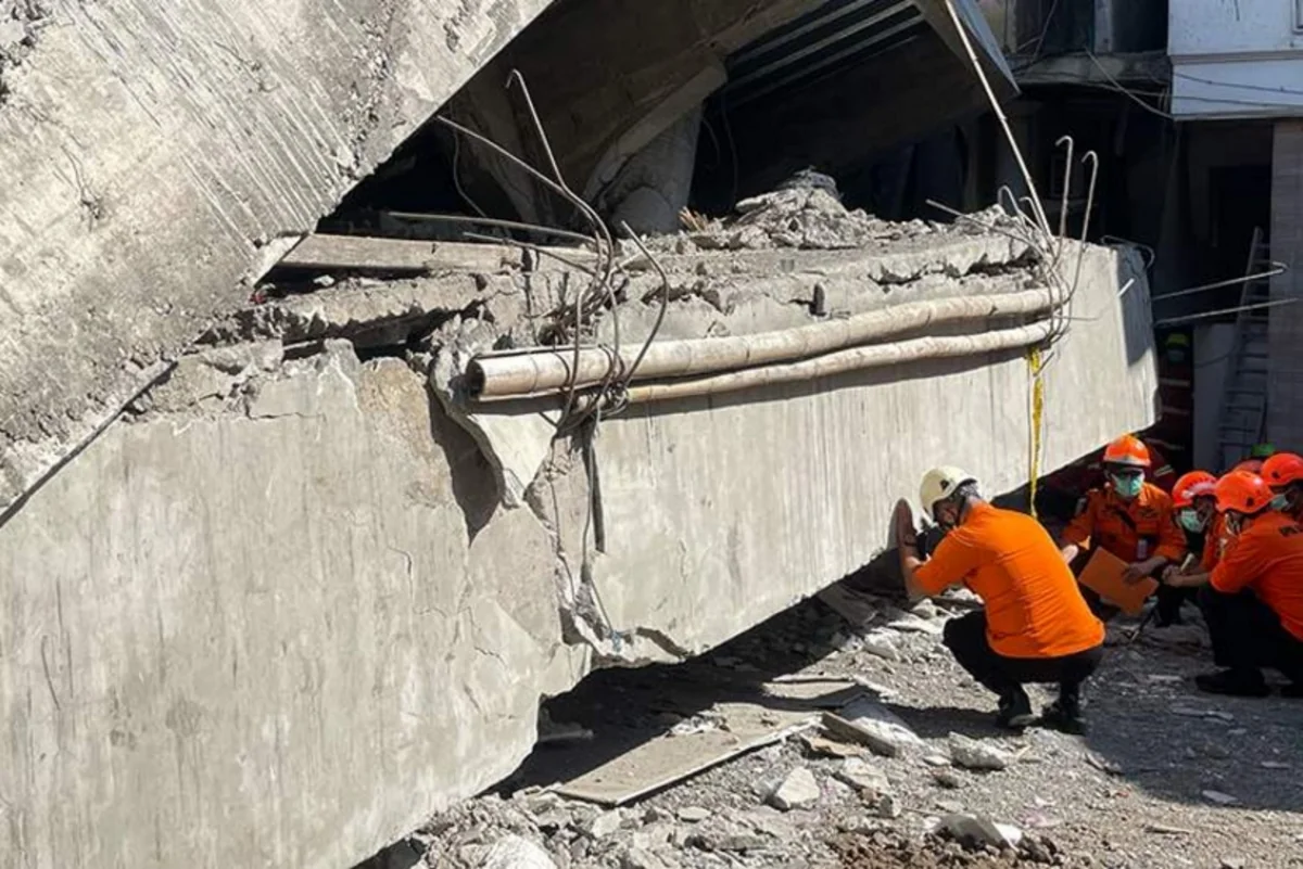 İndoneziyada məktəb binasının uçması nəticəsində ölənlərin sayı 67-yə çatıb - YENİLƏNİB