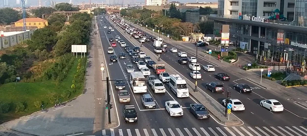 Bakıda bir sıra yollarda nəqliyyatın hərəkətində sıxlıq yaranıb