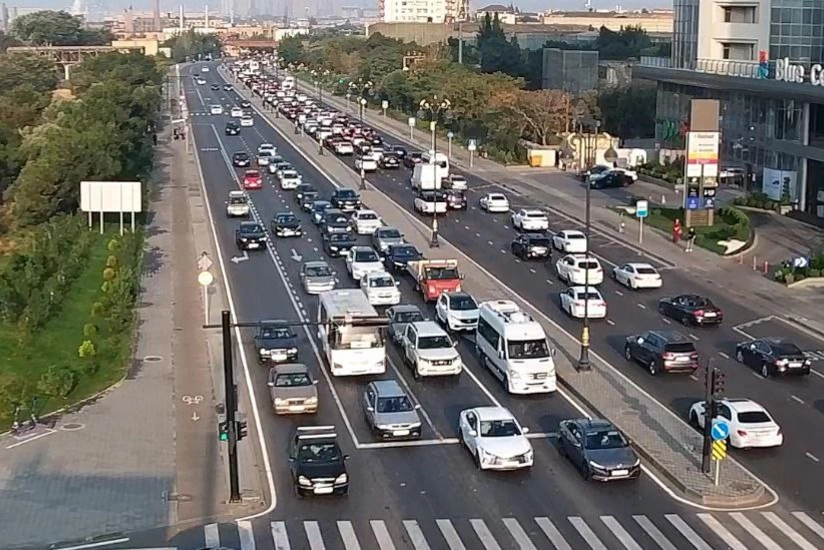 Bakıda bir sıra yollarda nəqliyyatın hərəkətində sıxlıq yaranıb