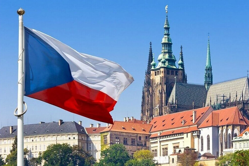 Armenian defense minister meets with Czech envoy to discuss cooperation