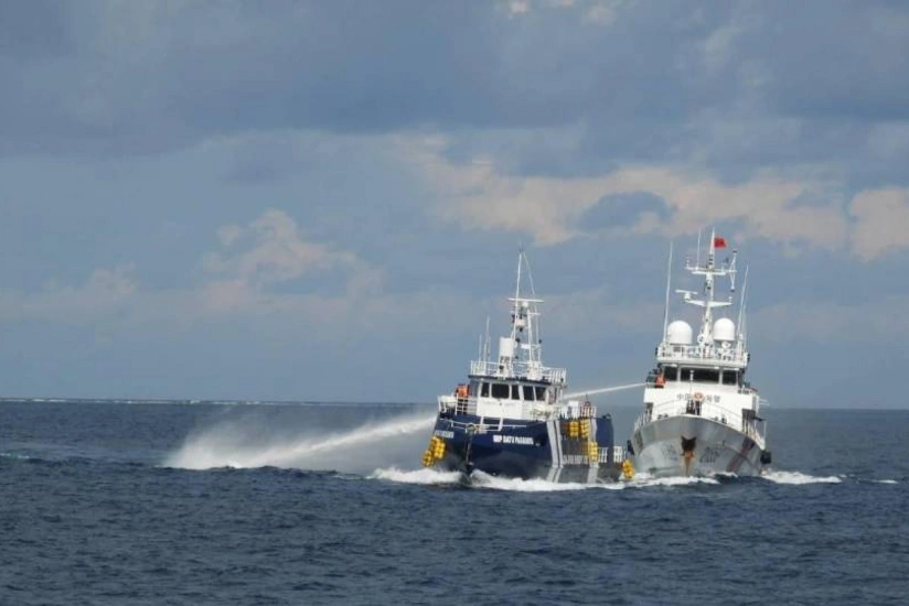 В Южно-Китайском море корабль береговой охраны КНР протаранил филиппинское судно