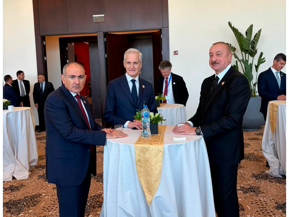 İlham Əliyev Misirdə Nikol Paşinyanla ayaqüstü görüş keçirib