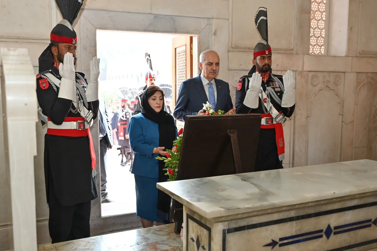Sahiba Gafarova visits Iqbal's Mausoleum, Badshahi Mosque in Pakistan