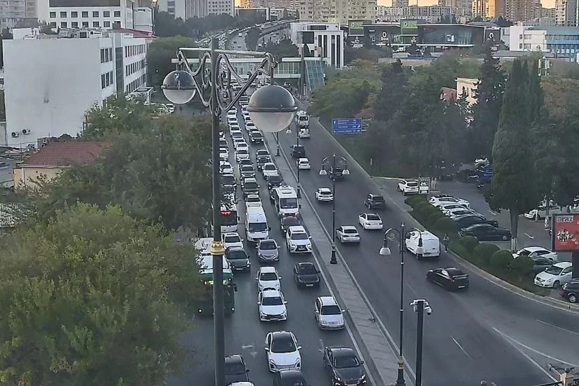 Paytaxtın bir sıra yollarında nəqliyyatın sıxlığı müşahidə olunur