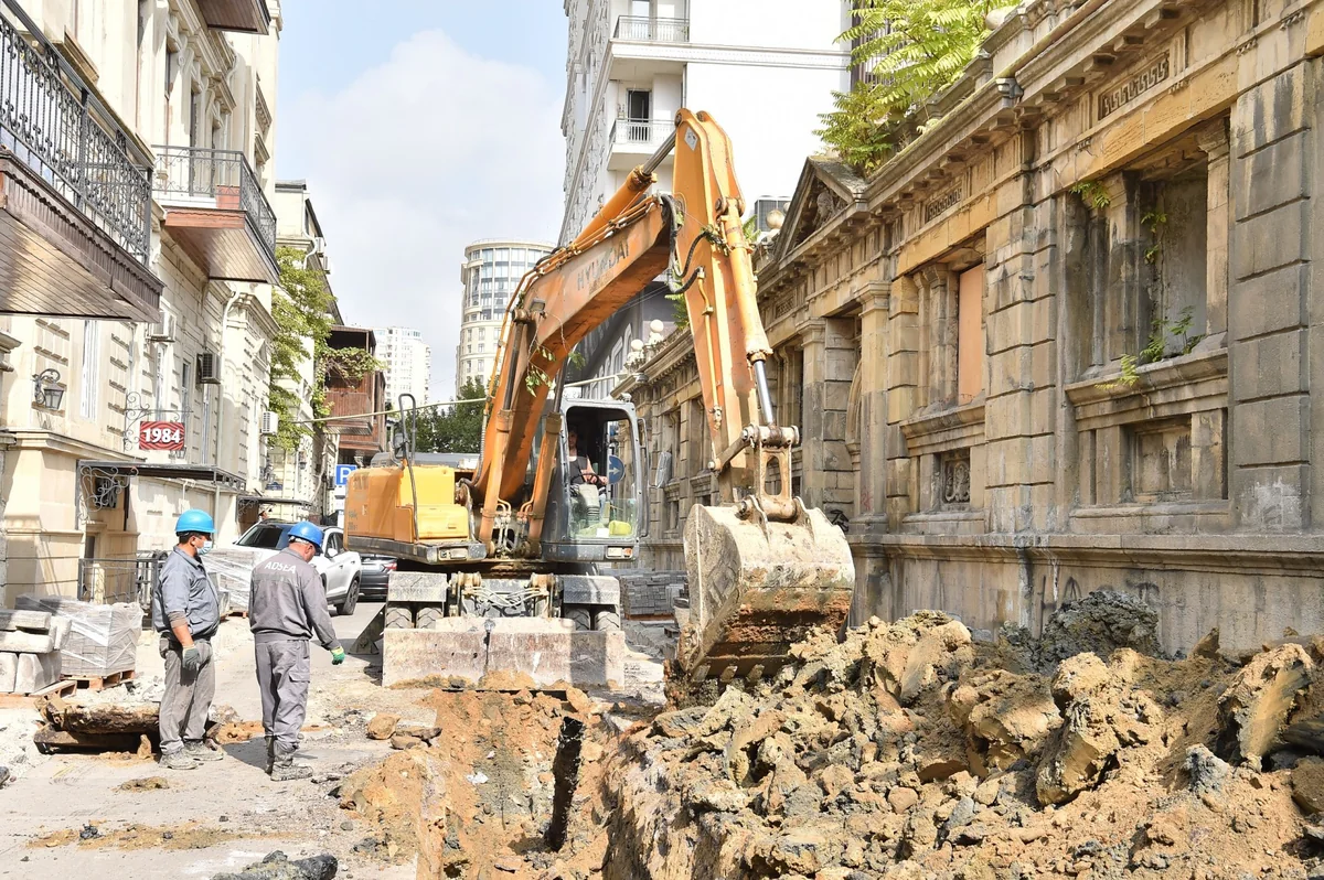 Bakının İslam Səfərli küçəsində içməli su və kanalizasiya xətləri yenilənir