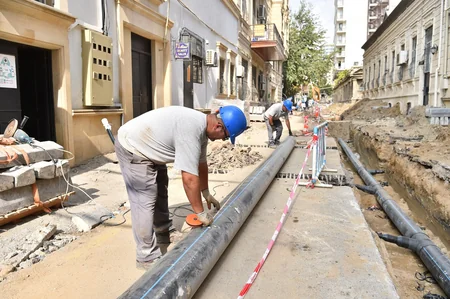 Bakının İslam Səfərli küçəsində içməli su və kanalizasiya xətləri yenilənir
