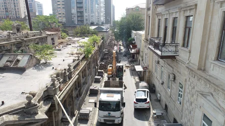 Bakının İslam Səfərli küçəsində içməli su və kanalizasiya xətləri yenilənir