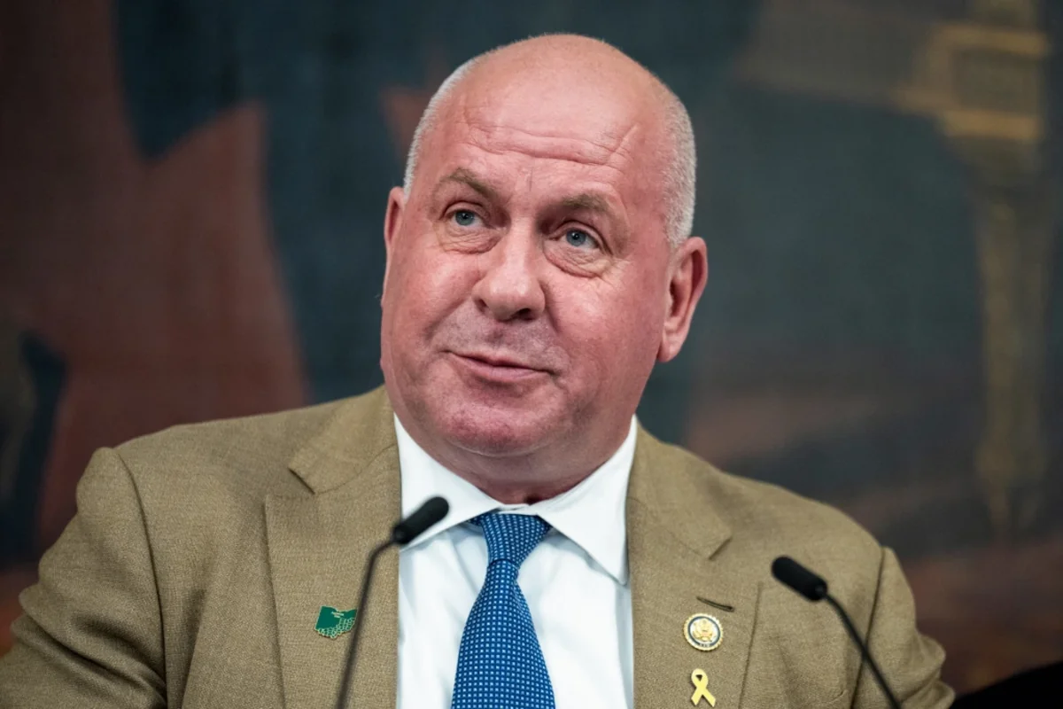 Konqresmenin ofisində üzərində svastika olan ABŞ bayrağı tapılıb