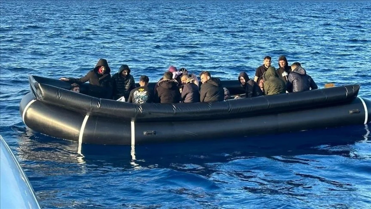 В Греции лодка с мигрантами разбилась о скалы: двое погибших