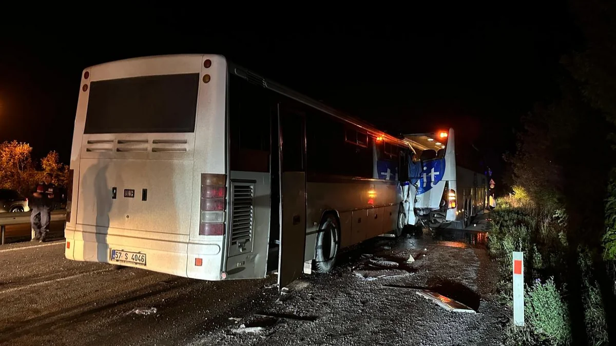 При столкновении автобусов на севере Турции пострадали 12 человек