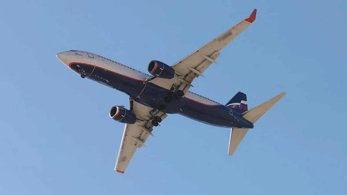 ABŞ-də Boeing 737 təyyarəsi ön şüşəsi çatladığından məcburi eniş edib