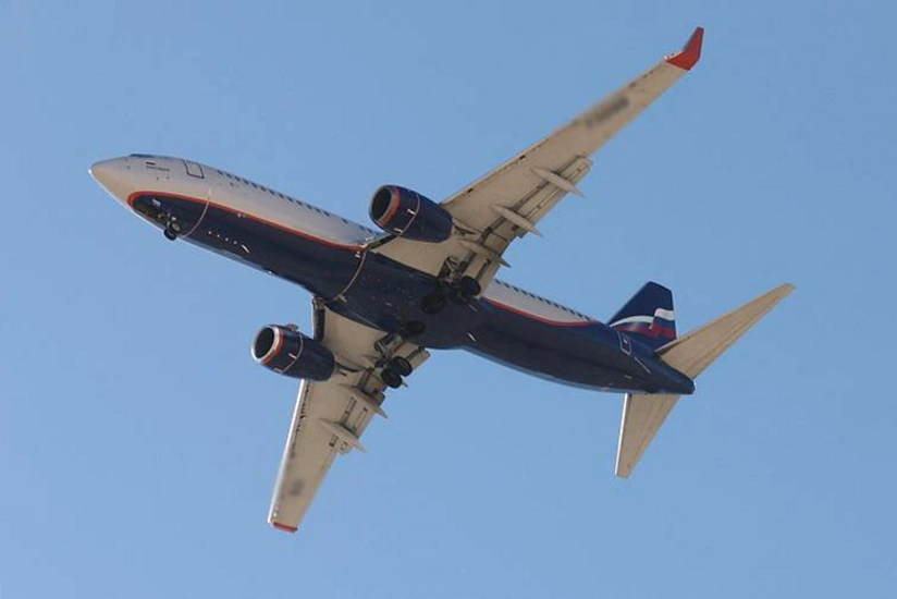 ABŞ-də Boeing 737 təyyarəsi ön şüşəsi çatladığından məcburi eniş edib