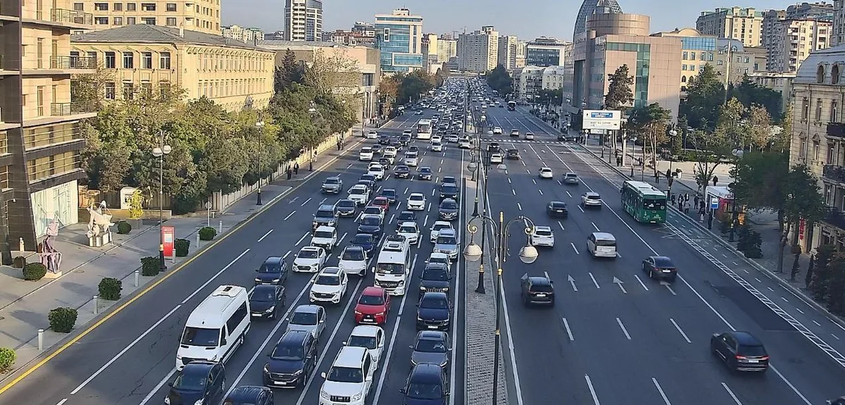 Bakının bir çox yollarında nəqliyyatın sıxlığı müşahidə olunur