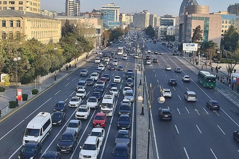 Bakının bir çox yollarında nəqliyyatın sıxlığı müşahidə olunur