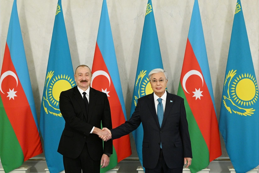 Tokayev Azərbaycan Prezidentinə qazax milli geyimini hədiyyə edib