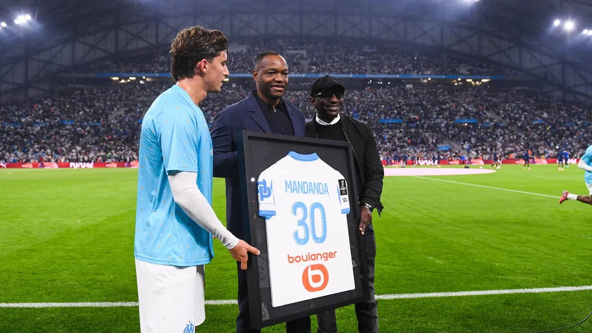 Marsel sabiq qapıçısının formasını əbədiləşdirib