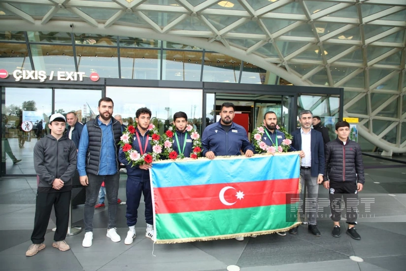 Dünya Seriyasının final mərhələsində uğurlu çıxış edən çimərlik güləşçiləri Vətənə qayıdıblar