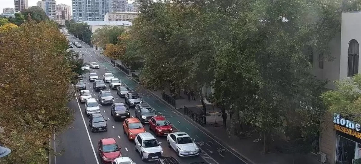 Bakının bir sıra yollarında nəqliyyatın sıxlığı müşahidə olunur