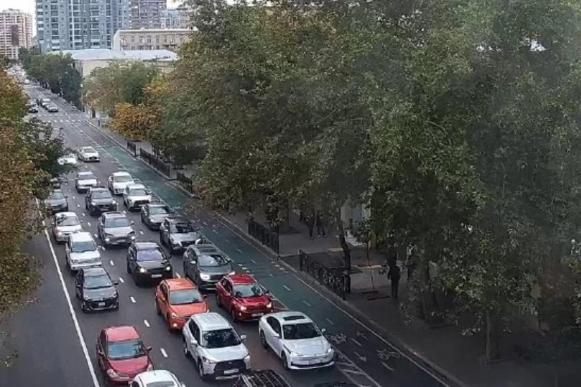 На ряде улиц и проспектов Баку затруднено движение транспорта