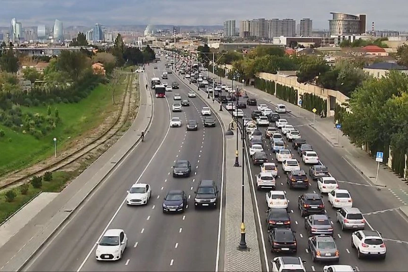 На ряде улиц и проспектов Баку затруднено движение транспорта