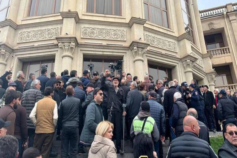 Тещу провластного депутата задержали за акцию в поддержку мэра Гюмри