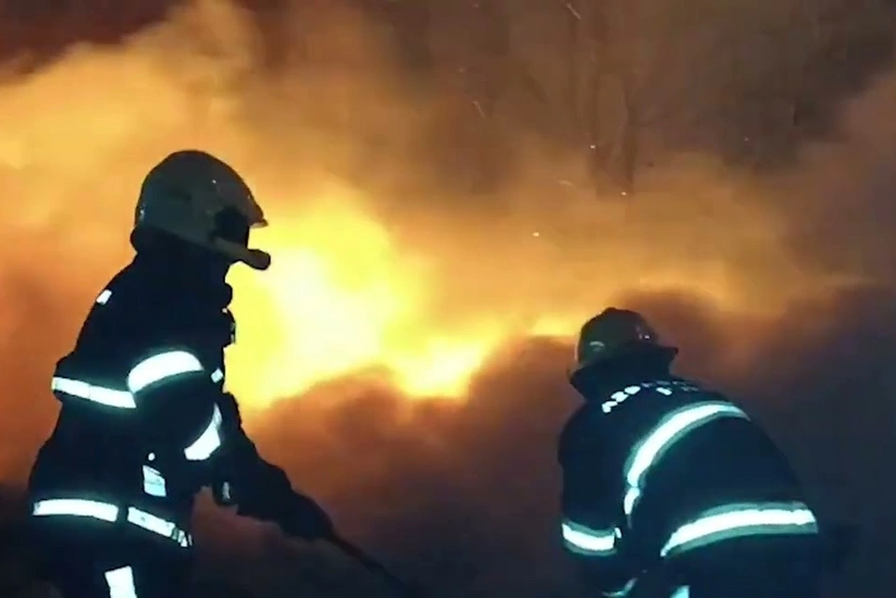 В Кешле вспыхнул пожар на складе стройматериалов