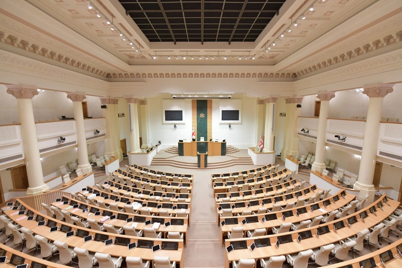 Gürcüstanın müxalif deputatları birillik fasilədən sonra parlamentə qayıdıb