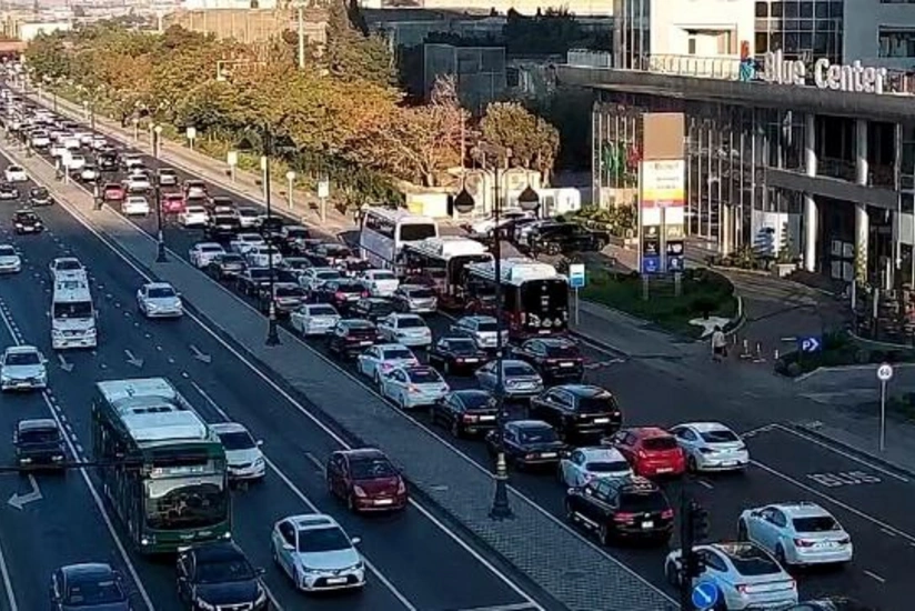 В Баку на ряде улиц и проспектов затруднено движение транспорта