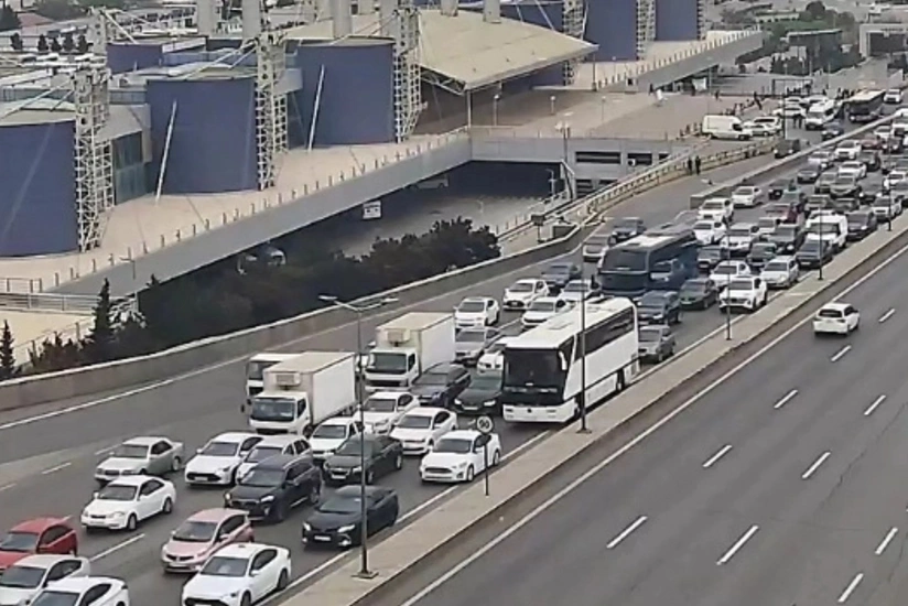 На ряде улиц и проспектов Баку затруднено движение транспорта