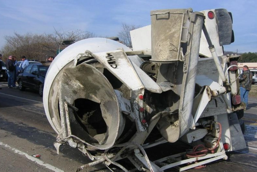 В Агдере бетономешалка упала в овраг, водитель погиб