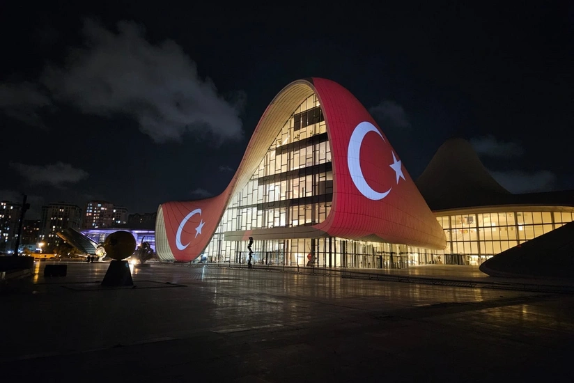 Центр Гейдара Алиева подсвечен цветами турецкого флага