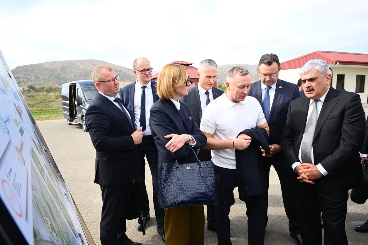 Natalya Petkeviç Qızıl Kəngərli kəndində aqroşəhərciyin tikintisinin baş planı ilə tanış olub
