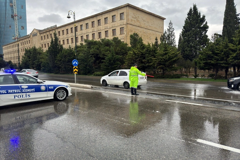 Дорожная полиция призывает водителей и пешеходов к бдительности на фоне дождливой погоды