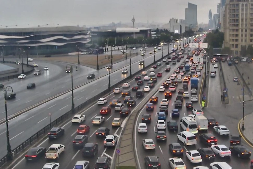 На ряде улиц и проспектов в Баку затруднено движение транспорта