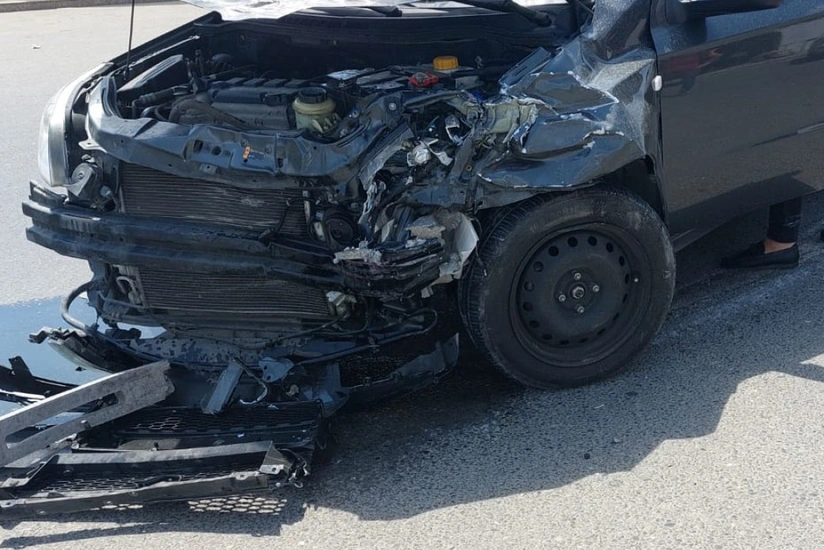 Sumqayıtda avtomobil işıq dirəyinə çırpılaraq aşıb