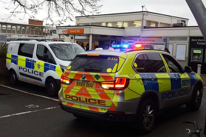 İngiltərədə qatarda bıçaqlanan 9 nəfərin həyatı təhlükədədir - YENİLƏNİB