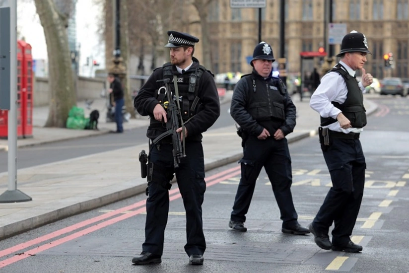 В Англии несколько человек ранены при нападении с ножом в поезде