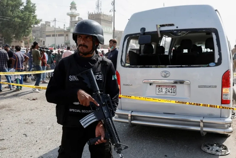 Вооруженные боевики атаковали полицейский автомобиль в Пакистане, есть пострадавшие