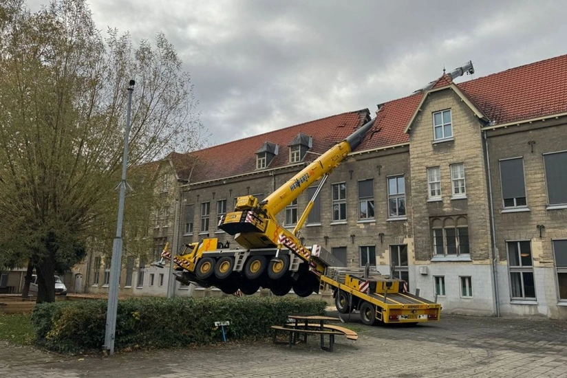 В Нидерландах кран упал на здание детского дома