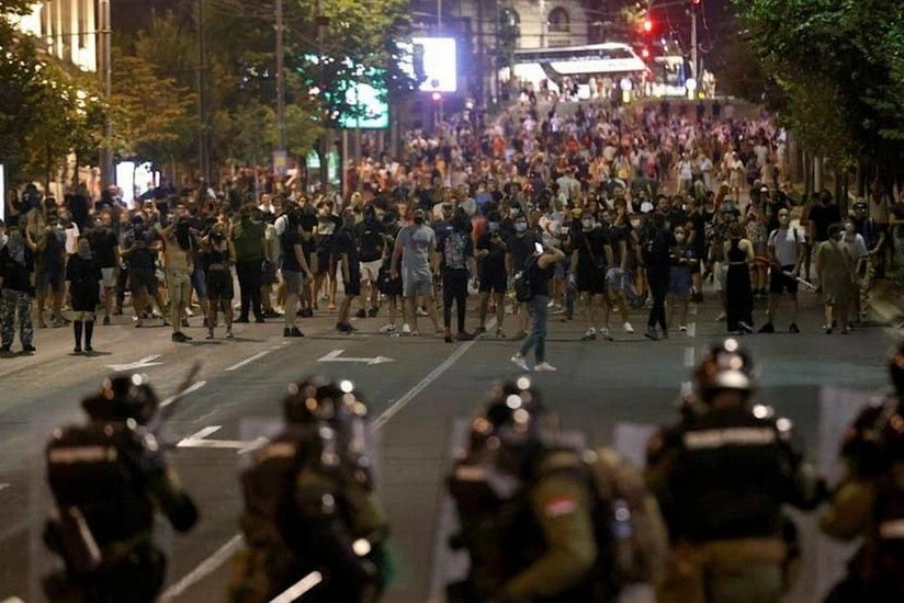 Serbiya DİN: Belqradda aksiyada polis əməkdaşı yaralanıb