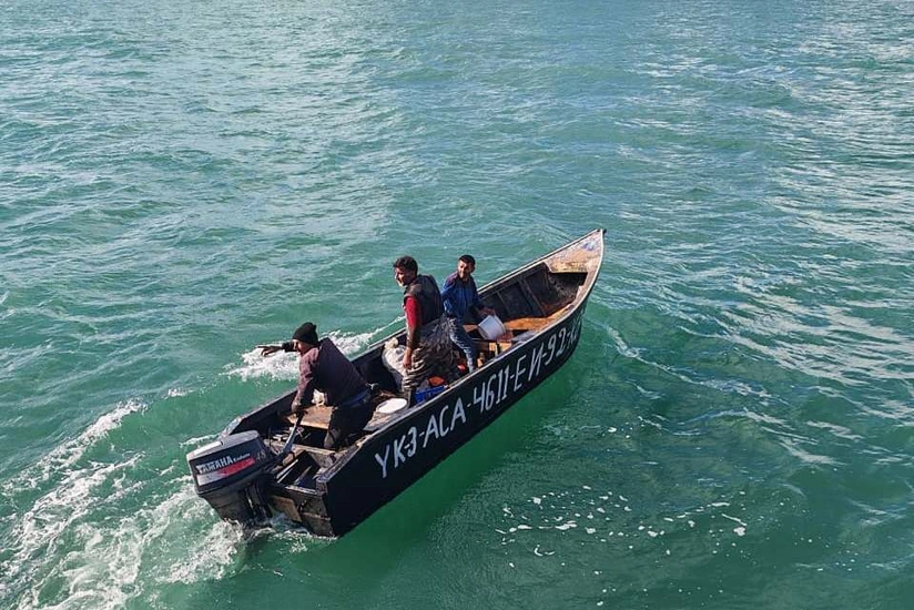 В Каспийском море спасены трое в лодке